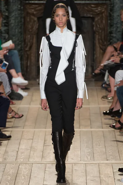Look 11
